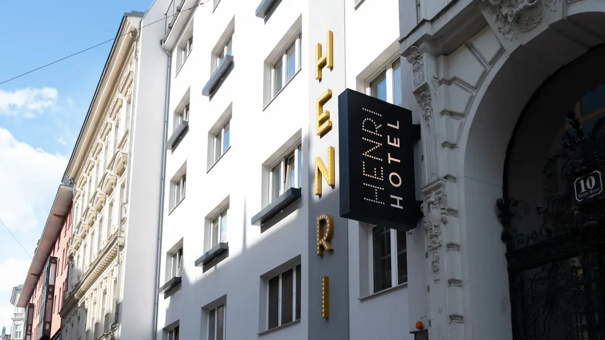 HENRI Wien Ein Schild an einem Gebäude.