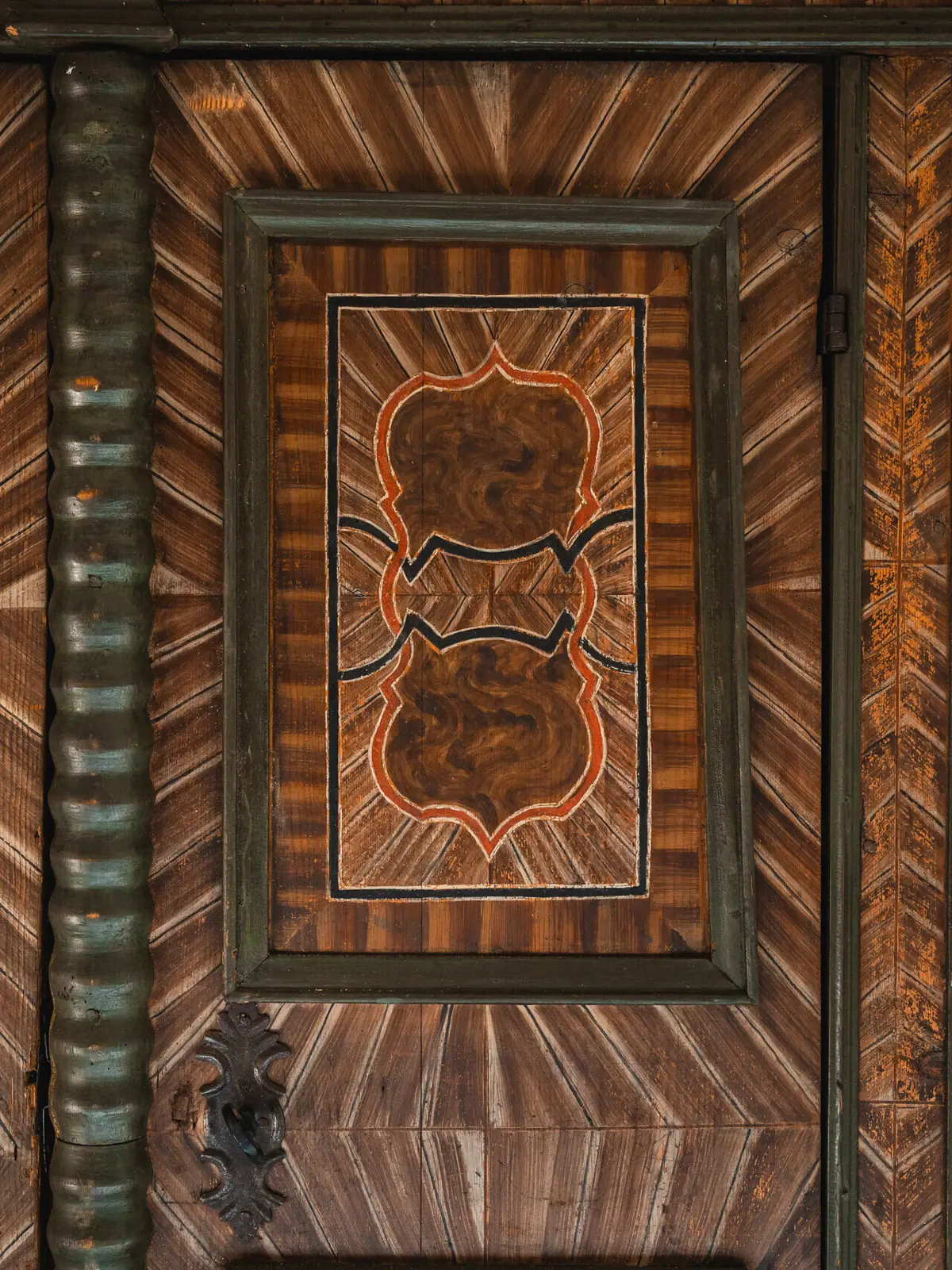 Tür mit Holzdekor Holztür mit kunstvollem Design und symmetrischen Mustern.