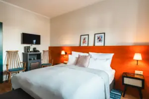 Bett Bett mit weißer Decke und rotem Kopfteil