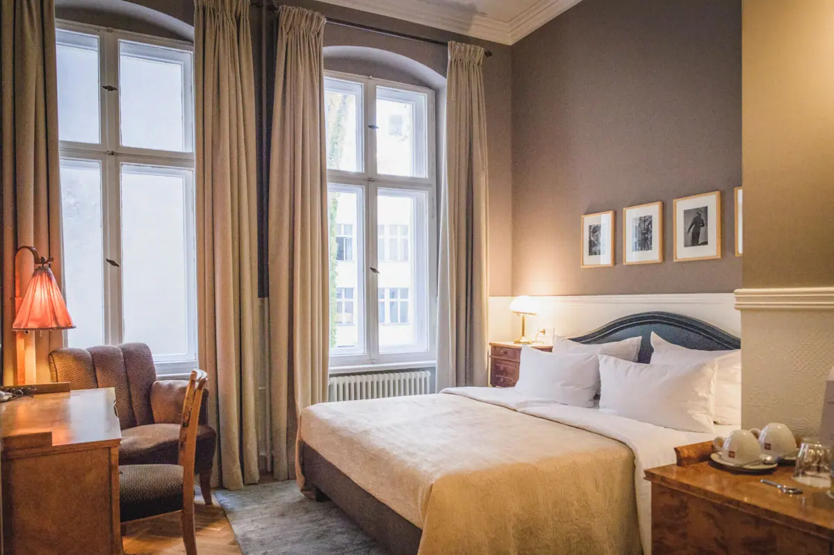 HENRI Berlin Bogota 1923 Ein Schlafzimmer mit einem Bett und Stühlen.