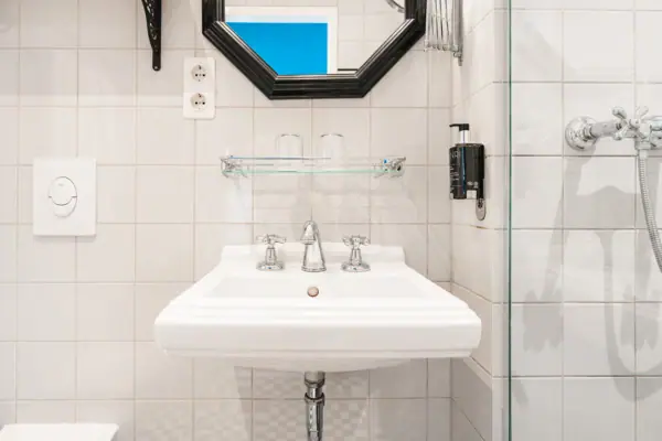 HENRI Hotel Berlin Badezimmer Waschbecken Badezimmer mit Spiegel und Waschbecken