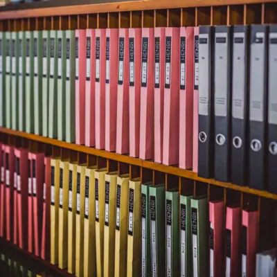 Ordner an der Rezeption Ein Regal mit Ordnern.