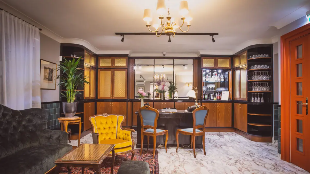 Lounge Ein Zimmer mit einem Tisch und Stühlen.