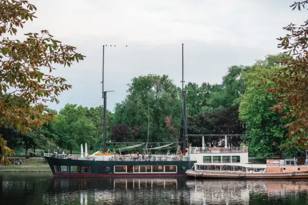 Boote auf der Spree Ein Boot auf dem Wasser.