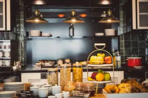 Frühstück Ein Gericht auf einem Tisch.