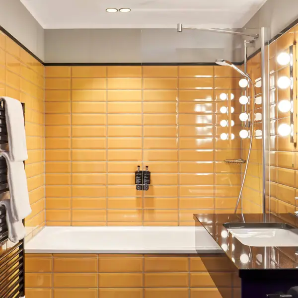 HENRI Düsseldorf Ein Badezimmer mit einer Badewanne und einem Waschbecken.