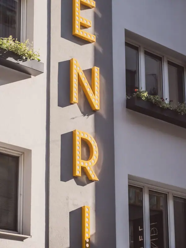 Fassade Ein Gebäude mit einem Schild an der Seite.