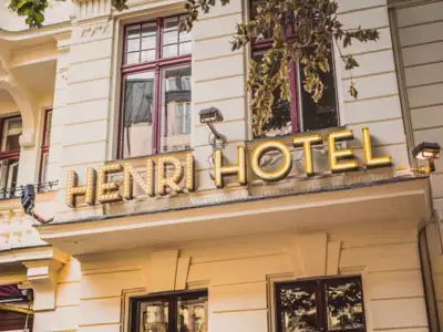 henri-hotel-ber-schriftzug Schriftzug Leuchtbuchstaben Henri Hotel Berlin bei Tag