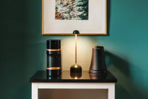 Kaffee- und Teestation Ein gerahmtes Bild an einer Wand.