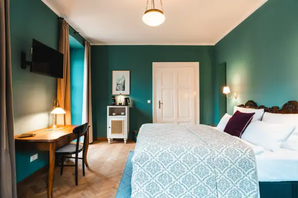 Schlafzimmer Ein Schlafzimmer mit einem Schreibtisch und einem Bett.