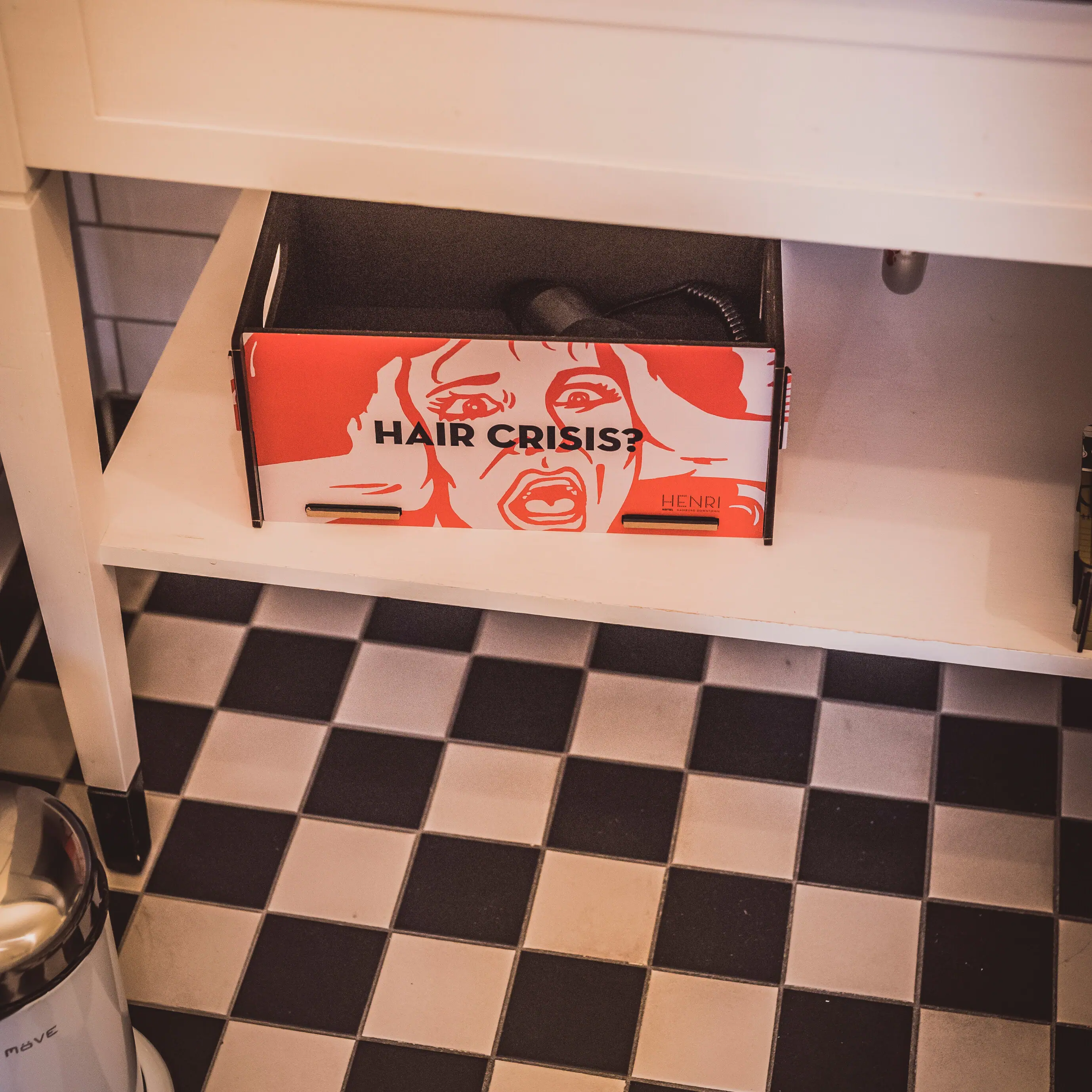 Detailbild aus dem Badezimmer Bunte Kiste mit Föhn auf einem Badezimmerregal