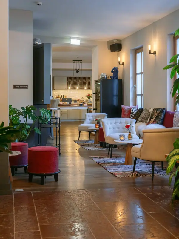 Lobby Ein Zimmer mit einem großen Pflanzen und Stühlen.