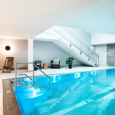 Pool im HENRI Kitzbühel Innenpool im HENRI SPA Kitzbühel – Wellness im Boutique Hotel