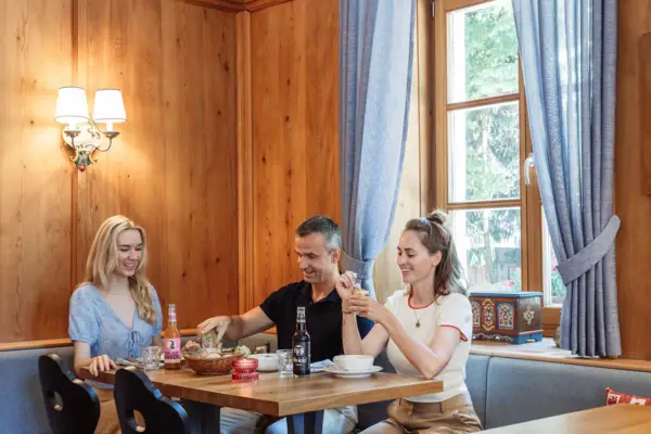 Gruppe von Menschen in der Klausnerstube Eine Gruppe von Menschen sitzt an einem Tisch.