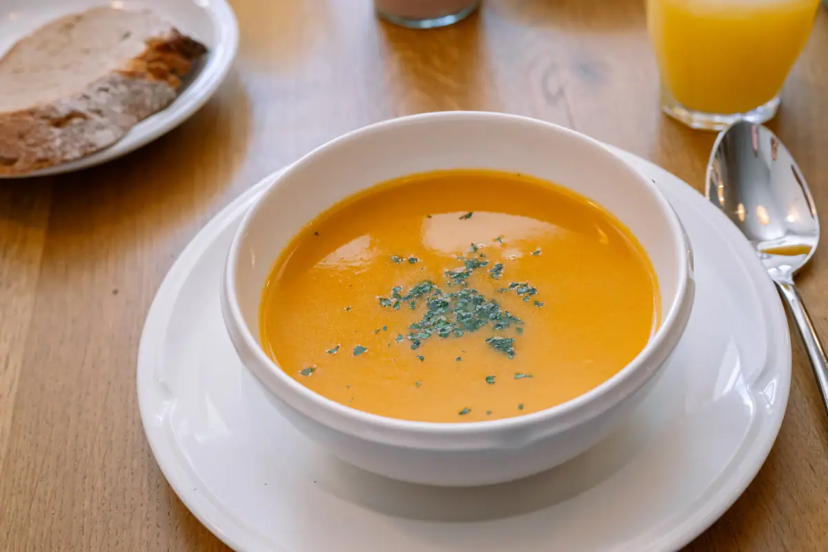 Suppe Eine Schüssel Suppe auf einem Teller.