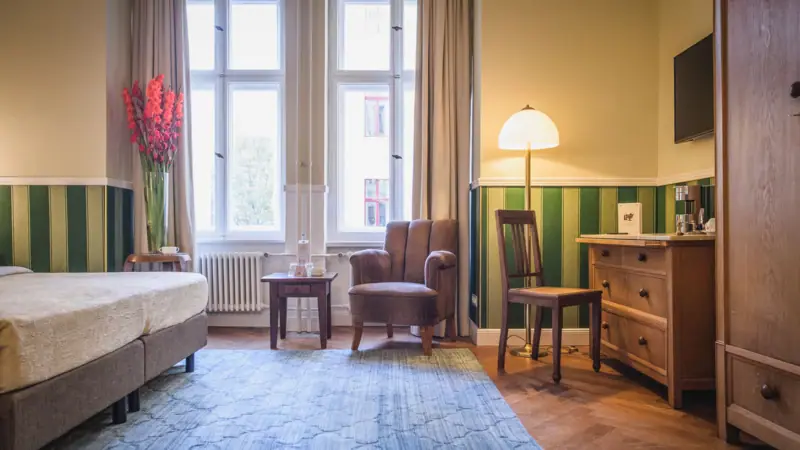 HENRI Berlin Zimmer Zimmeransicht Bett Holzmöbel