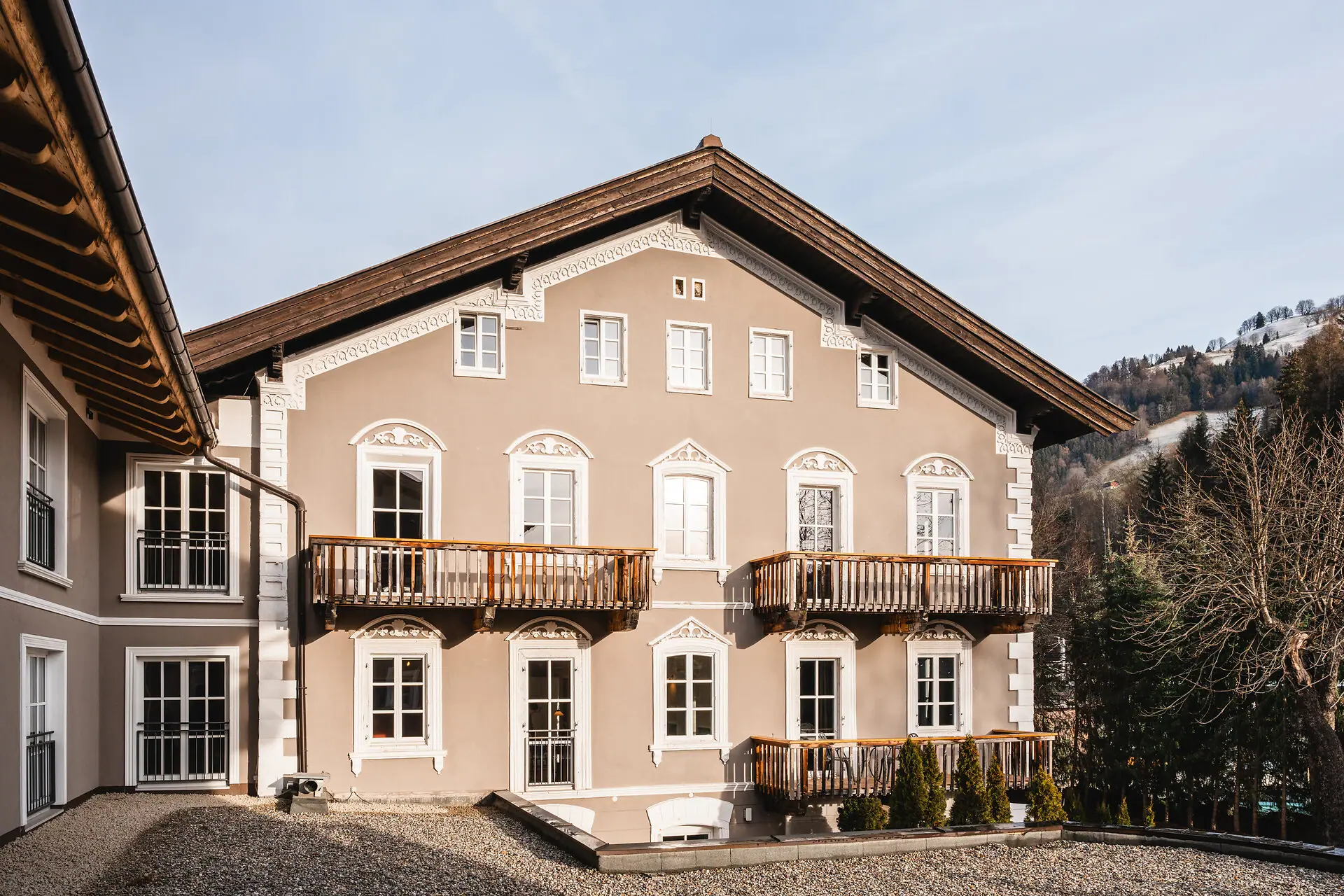 HENRI Kitzbühel Außenansicht Ein Gebäude mit vielen Fenstern und einer Auffahrt.