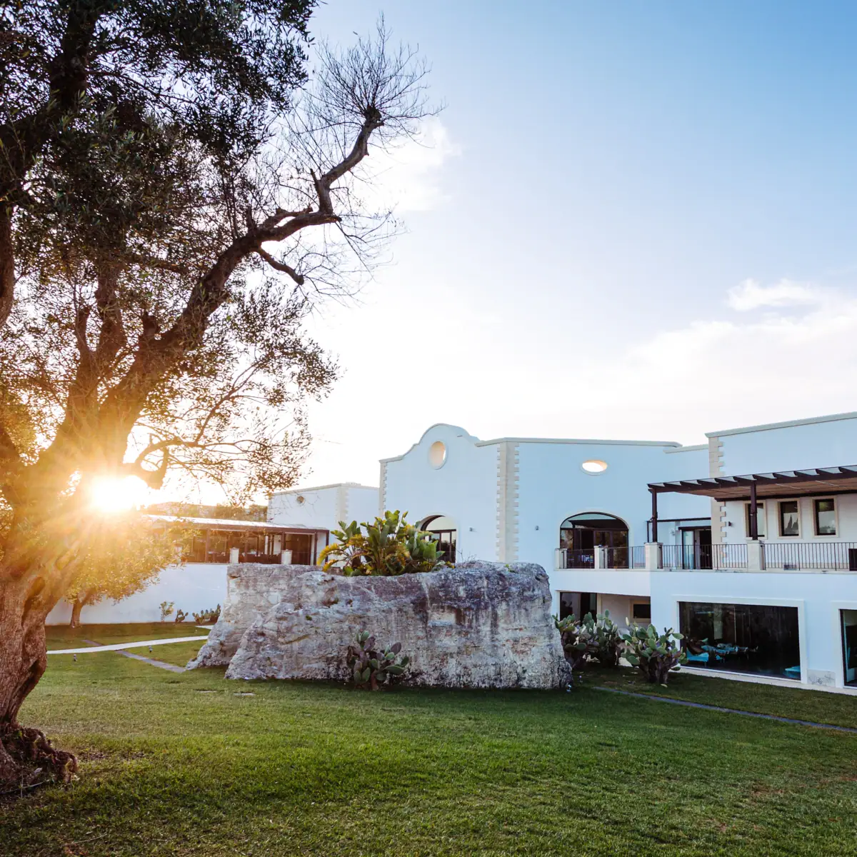 MIRA Hotel Ein Gebäude mit einem großen Felsen davor.