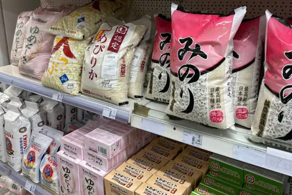 Little Tokyo Ein Regal mit verschiedenen Lebensmitteln im Bezirk Little Tokyo.