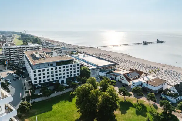 aja Grömitz Das aja Grömitz neben dem Ostseestrand und der Seebrücke.