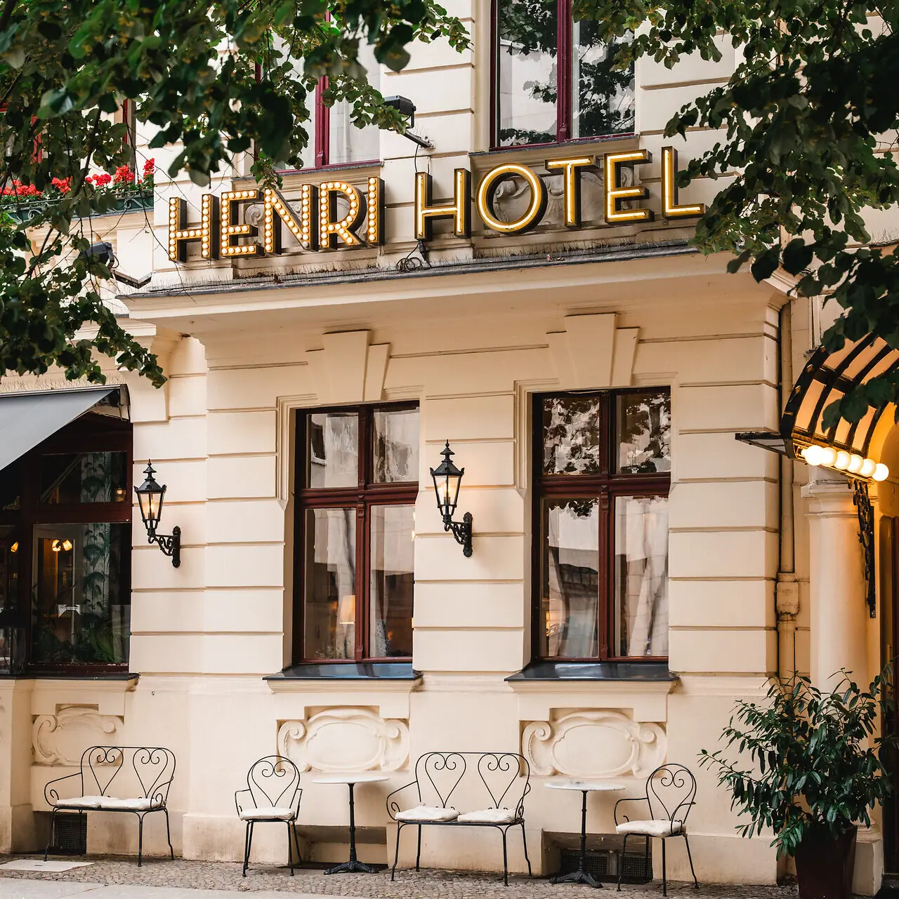HENRI Berlin Gebäude mit einem Schild darauf