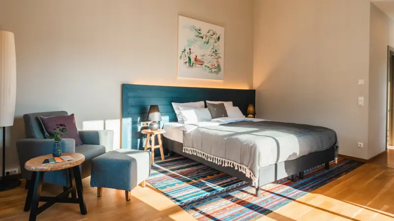 Zimmer im Haus Ache Schlafzimmer mit Bett und Stuhl