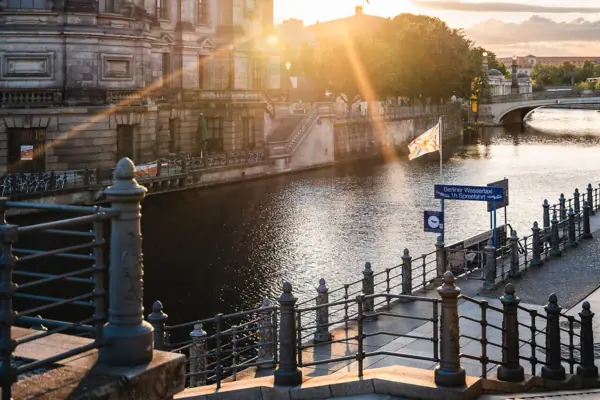 Berlin Wasserkanal Ein Gebäude neben einem Fluss.