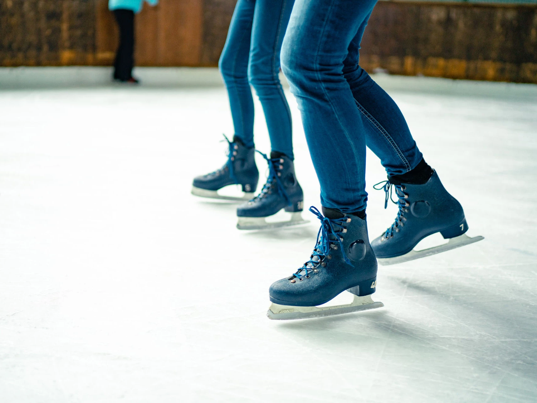 Wir kennen die besten Orte fürs Schlittschuhlaufen. Kommen Sie mit uns aufs Eis...