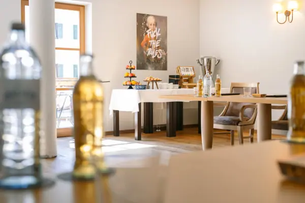 Raum Ache Galerie 1 im HENRI Hotel Kitzbühel Ein Tisch mit Speisen und Getränken darauf.