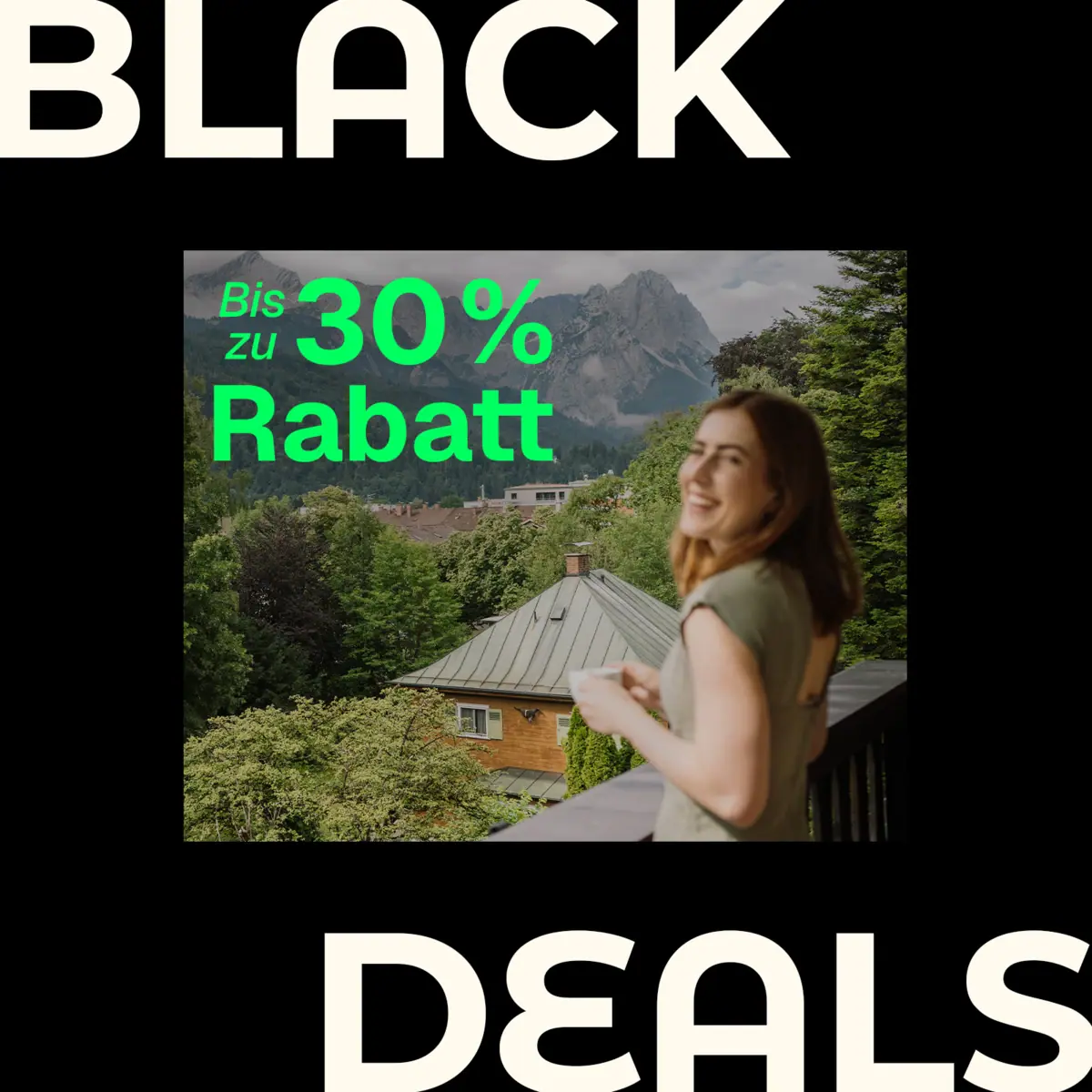 HENRI Hotels Black Deals Eine Frau steht auf einem Balkon mit einem Gebäude und Bäumen im Hintergrund.