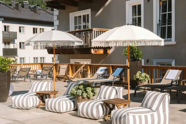 Terrasse Terrasse mit Stühlen und Sonnenschirmen