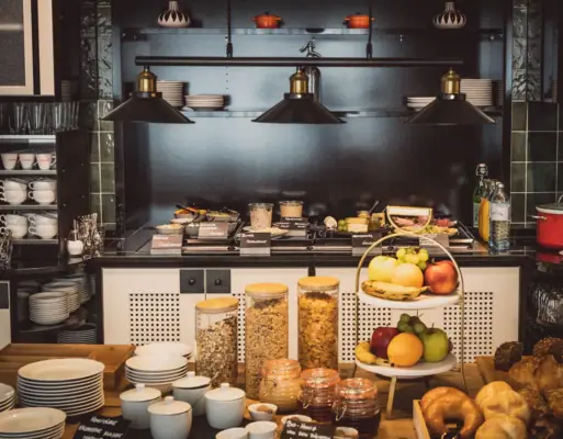 Frühstück Eine Küche mit Lebensmitteln auf der Theke.