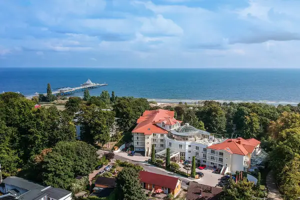 Strandidyll Heringsdorf Großes Gebäude mit einem Pier im Hintergrund.