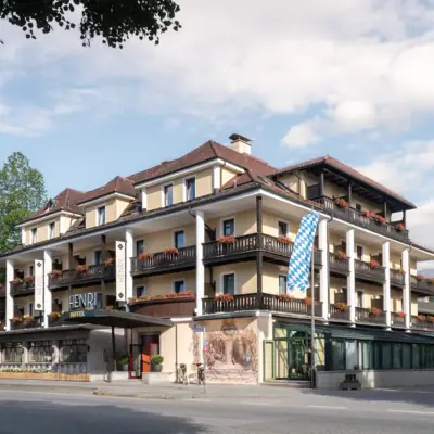 HENRI Garmisch-Partenkirchen Ein Gebäude mit vielen Balkonen.