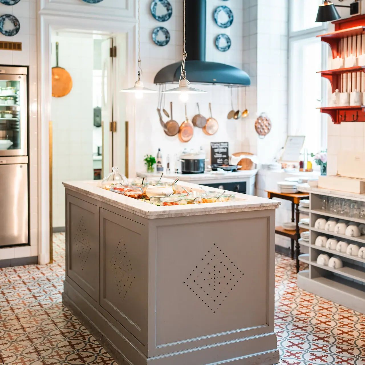 HENRI Berlin Kochinsel Eine Küche mit großer Kochinsel.