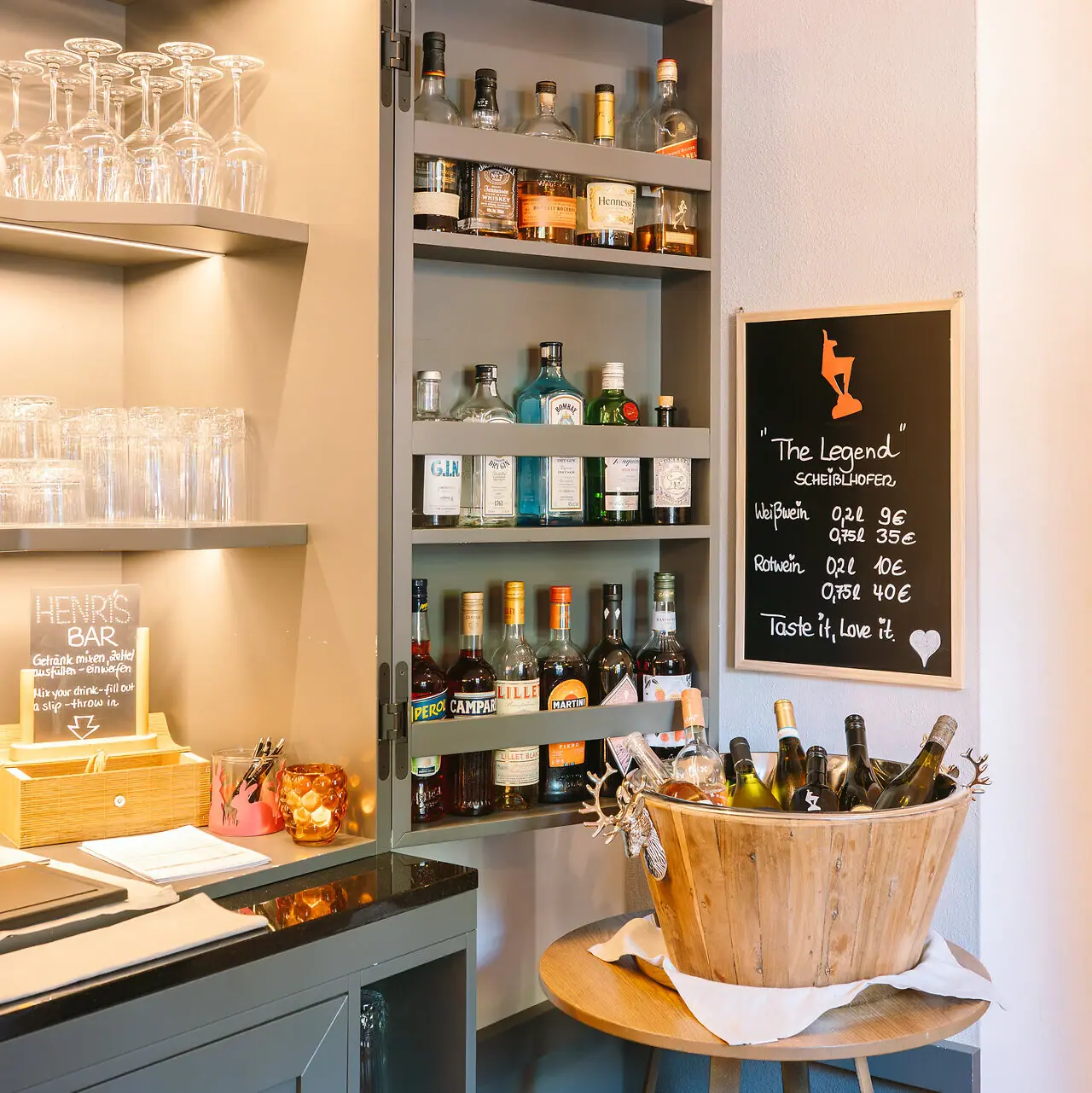 HENRI Bar Ein Regal mit Flaschen Alkohol.