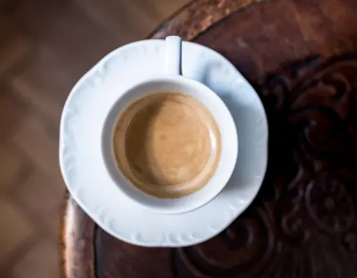 HENRI Berlin Kaffe Station Eine Tasse Kaffee auf einer Untertasse
