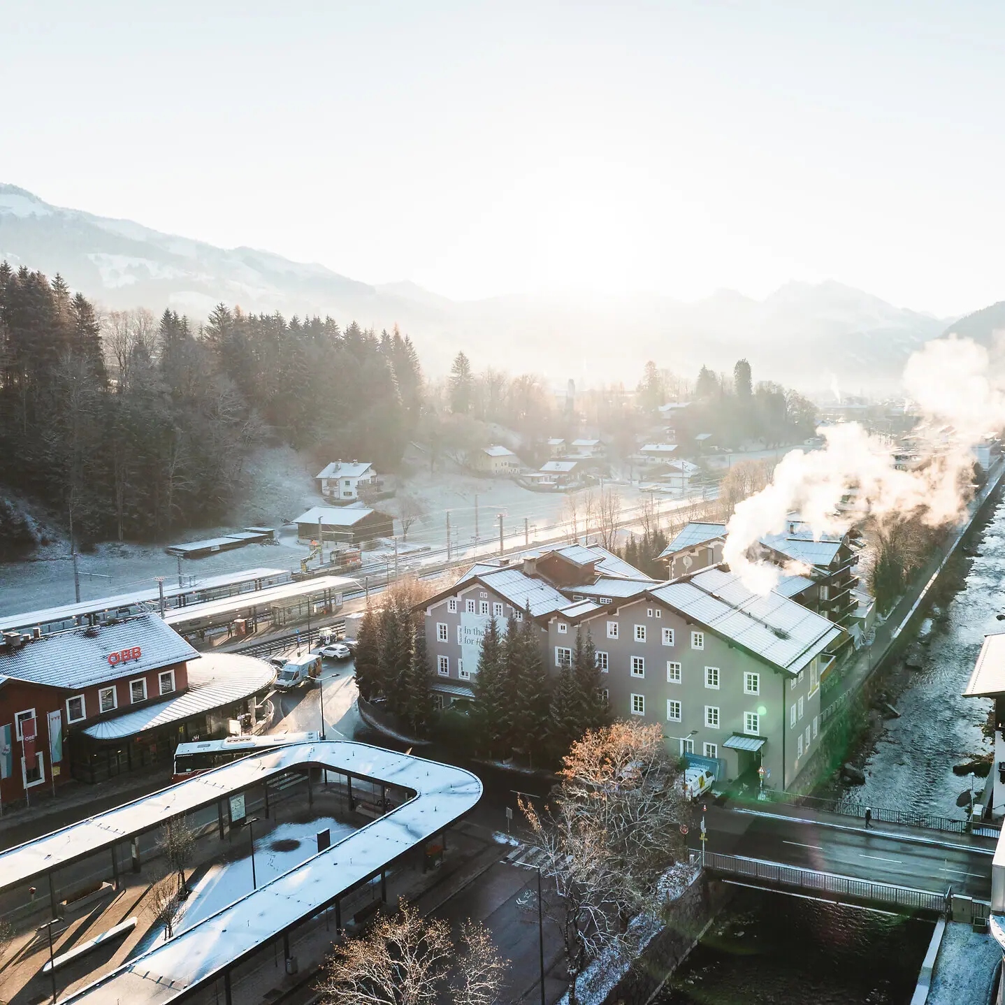 Zentrale Lage nahe Bahnhof Stadt mit vielen Gebäuden und einer Zugstrecke im Vordergrund.