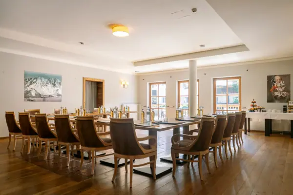 Raum Ache Galerie 1 im HENRI Hotel Kitzbühel Ein Raum mit einem Tisch und Stühlen.