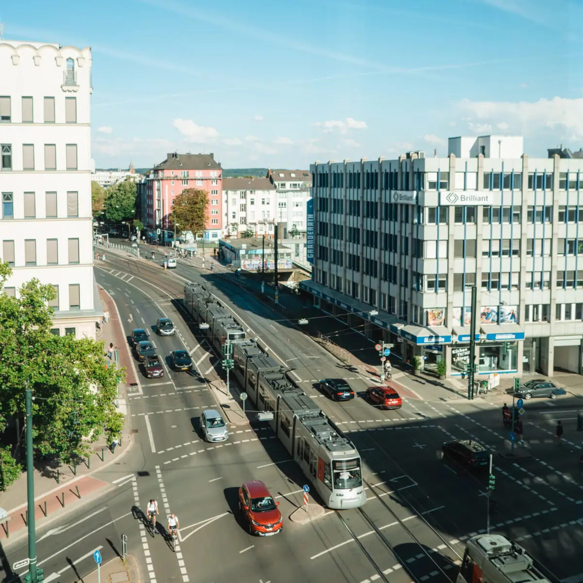 Düsseldorf Straße mit Autos und Gebäuden im Hintergrund.