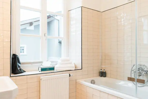 Badezimmer Badezimmer mit Fenster und Badewanne