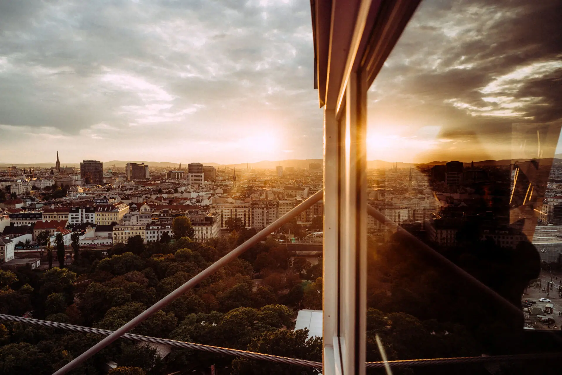 Wien vom Prater Blick auf eine Stadt durch ein Fenster mit Wolken und Himmel im Hintergrund.