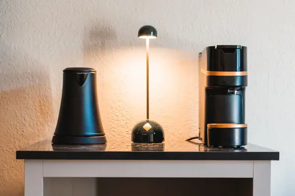 Kaffee- und Teestation Kaffeemaschine und Tassen auf einem Regal