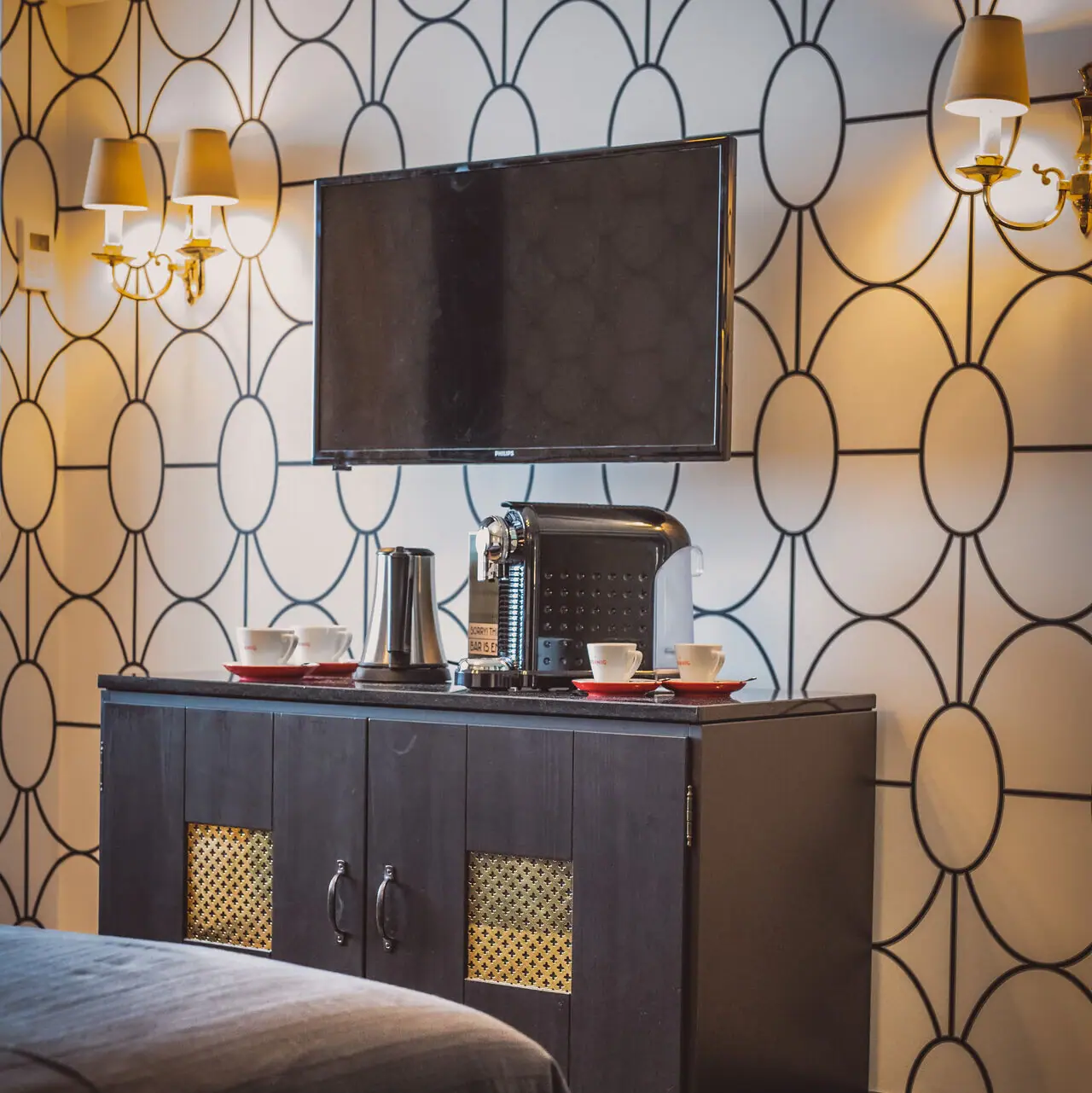 Kaffeestation Ein Fernseher auf einem Schrank.