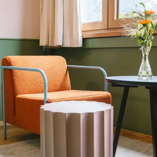 Sitzecke HENRI Garmisch-Partenkirchen Ein Stuhl und ein Tisch in einem Raum.