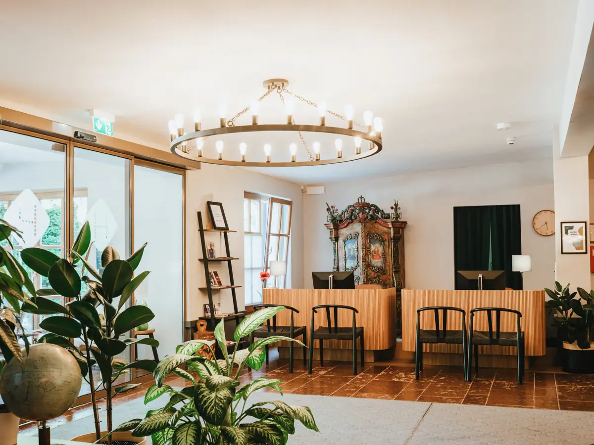 Wohnlounge HENRI Kitzbühel – gemütliche Atmosphäre im Boutique Hotel