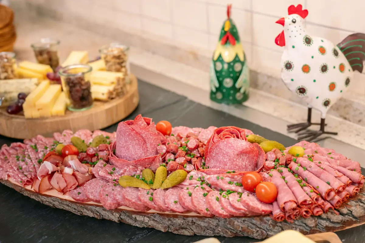 Wurstplatte Eine Platte mit Fleisch und Gemüse.