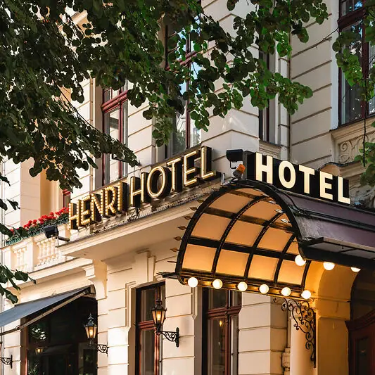 HENRI Hotel Eingang An einem Gebäude stehen die Buchstaben HERNI HOTEL..