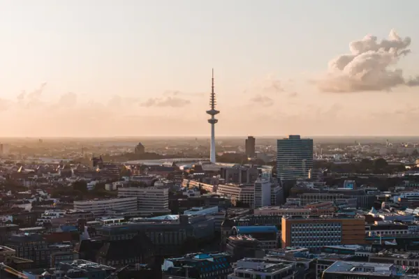 Fernsehturm Hamburg Eine Stadt mit einem hohen Turm.