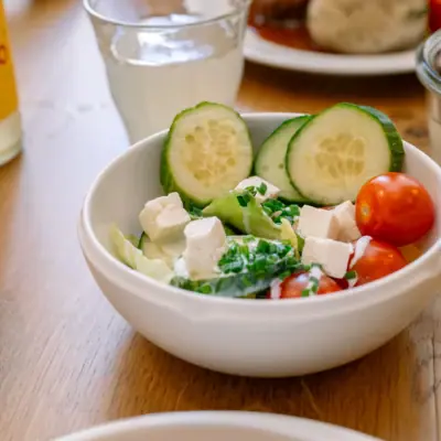 Eine Schüssel mit gemischtem Salat Eine Schüssel Salat mit Gurken und Tomaten.